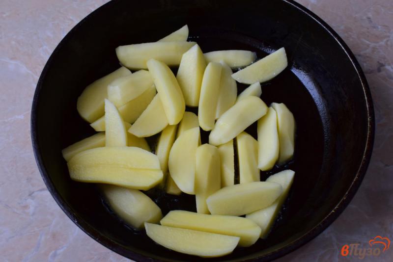 Фото приготовление рецепта: Картофель по-деревенски без духовки шаг №2