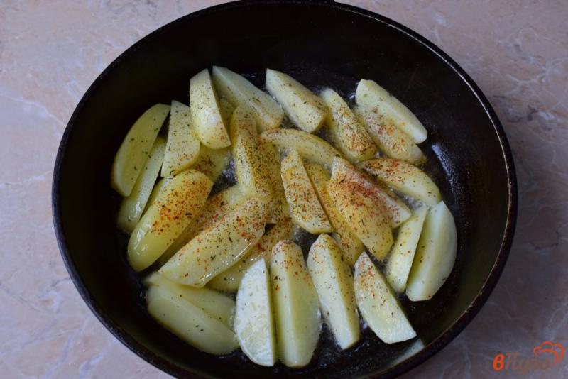 Фото приготовление рецепта: Картофель по-деревенски без духовки шаг №3