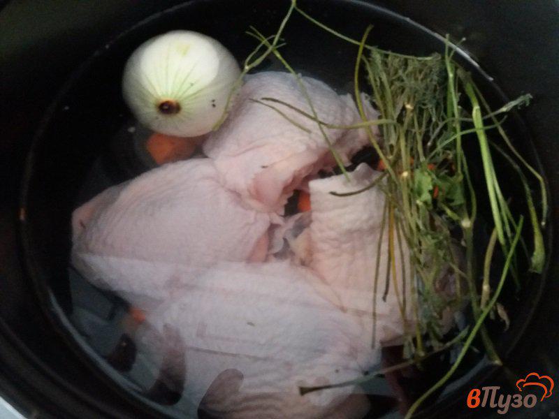 Фото приготовление рецепта: Куриный бульон с букетом гарни шаг №2
