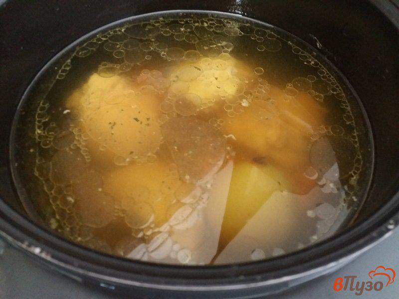Фото приготовление рецепта: Куриный бульон с букетом гарни шаг №3