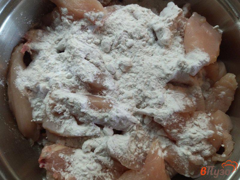 Фото приготовление рецепта: Куриное филе в сметанном соусе с травами и чесноком шаг №2