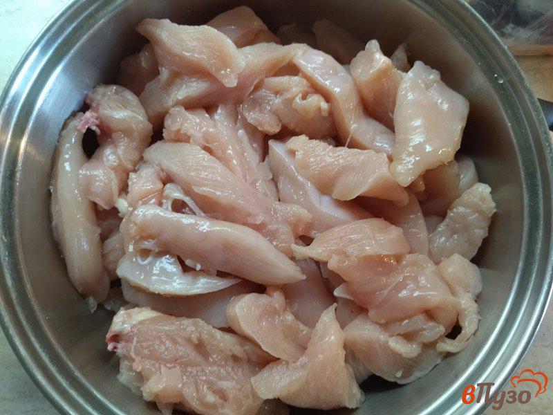 Фото приготовление рецепта: Куриное филе в сметанном соусе с травами и чесноком шаг №1