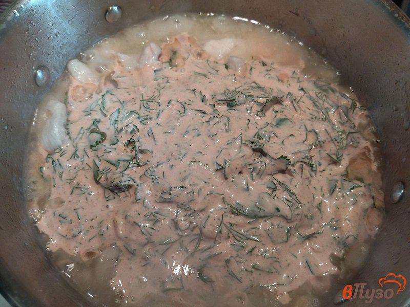 Фото приготовление рецепта: Куриное филе в сметанном соусе с травами и чесноком шаг №8
