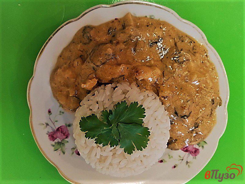 Фото приготовление рецепта: Куриное филе в сметанном соусе с травами и чесноком шаг №10