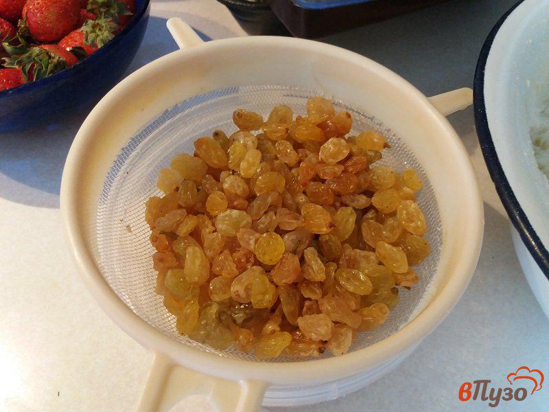 Фото приготовление рецепта: Ванильные сырники с изюмом шаг №2