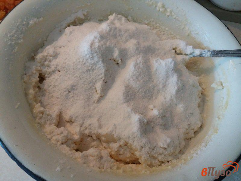 Фото приготовление рецепта: Ванильные сырники с изюмом шаг №6
