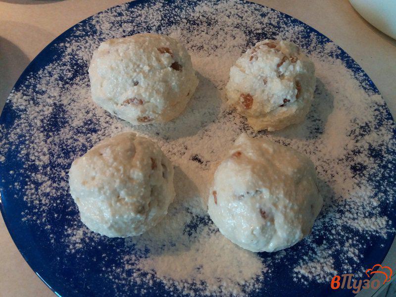 Фото приготовление рецепта: Ванильные сырники с изюмом шаг №8