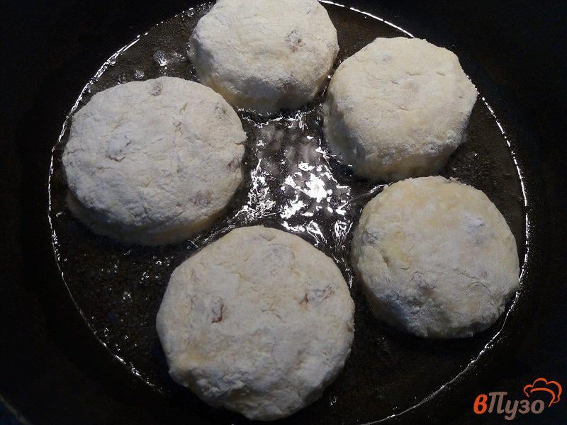 Фото приготовление рецепта: Ванильные сырники с изюмом шаг №11