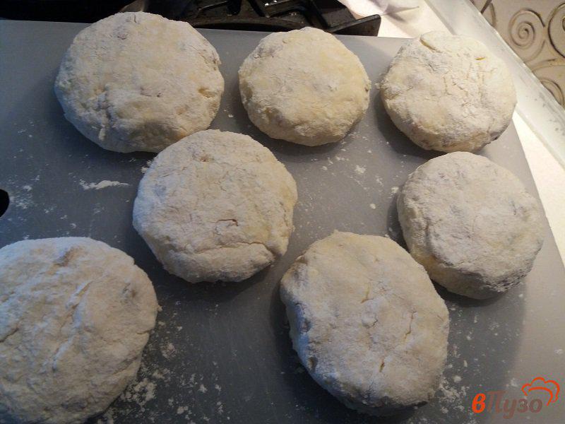 Фото приготовление рецепта: Ванильные сырники с изюмом шаг №10