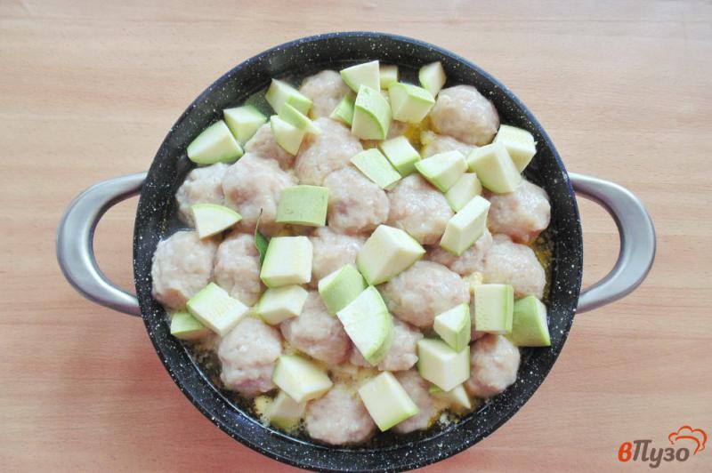 Фото приготовление рецепта: Тефтели с картофелем и кабачками шаг №7