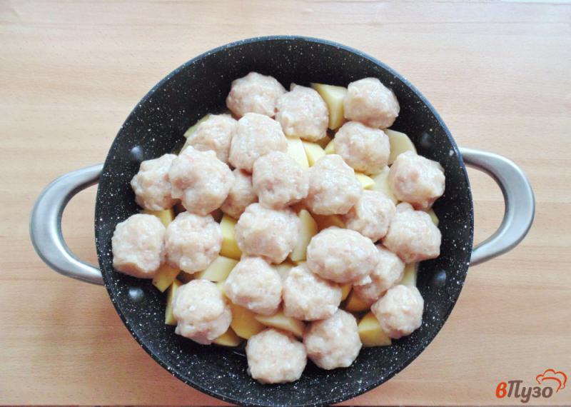 Фото приготовление рецепта: Тефтели с картофелем и кабачками шаг №5