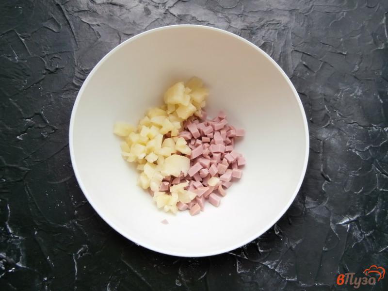 Фото приготовление рецепта: Окрошка на квасе с помидорами и чесноком шаг №1