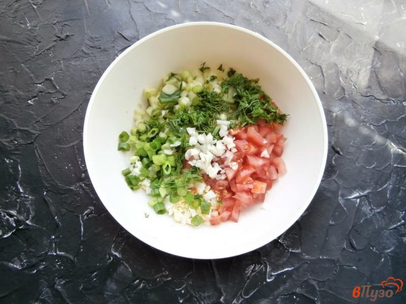 Фото приготовление рецепта: Окрошка на квасе с помидорами и чесноком шаг №3