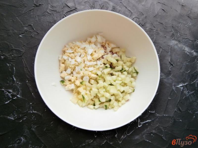Фото приготовление рецепта: Окрошка на квасе с помидорами и чесноком шаг №2