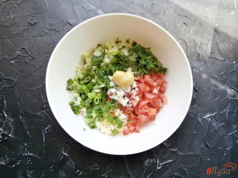 Фото приготовление рецепта: Окрошка на квасе с помидорами и чесноком шаг №4
