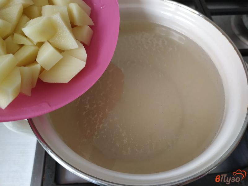 Фото приготовление рецепта: Сырный суп с манкой шаг №1