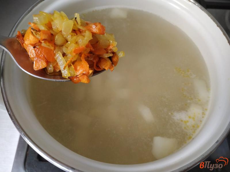 Фото приготовление рецепта: Сырный суп с манкой шаг №4
