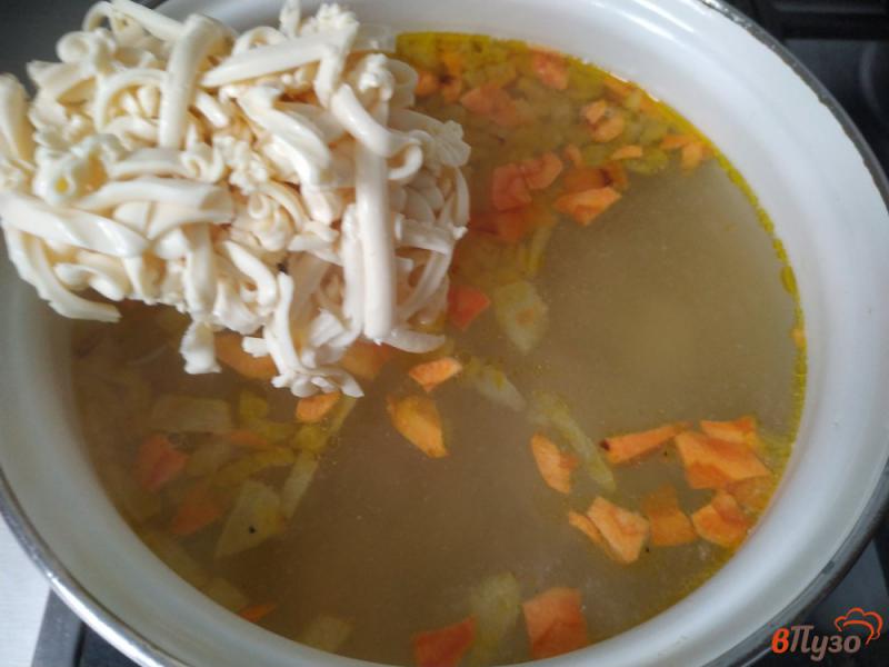 Фото приготовление рецепта: Сырный суп с манкой шаг №5