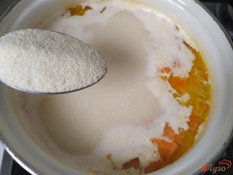 Фото приготовление рецепта: Сырный суп с манкой шаг №6