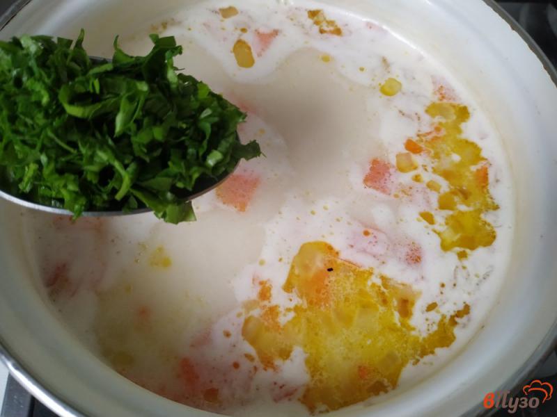 Фото приготовление рецепта: Сырный суп с манкой шаг №7