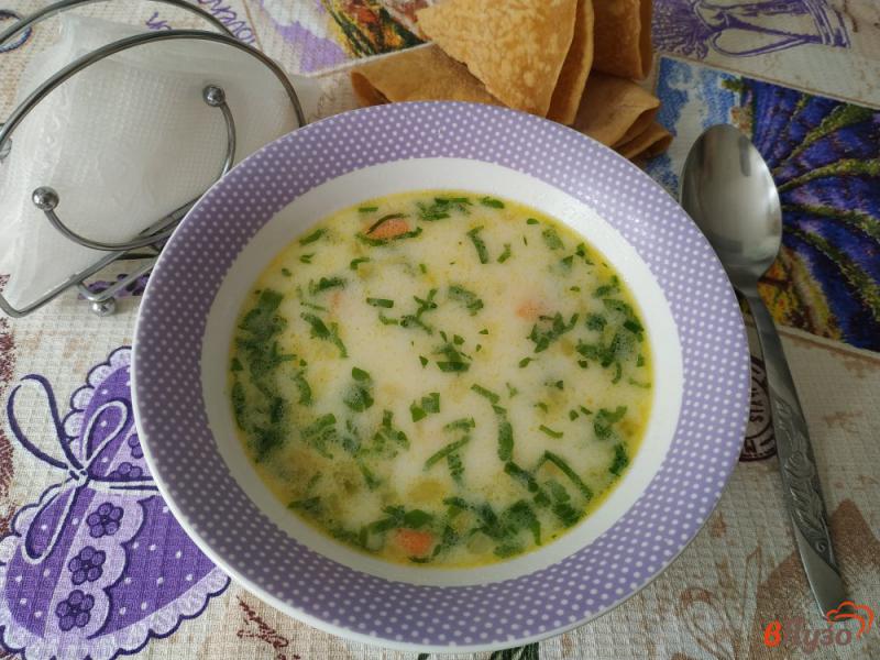 Фото приготовление рецепта: Сырный суп с манкой шаг №9