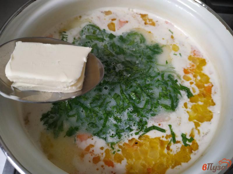 Фото приготовление рецепта: Сырный суп с манкой шаг №8