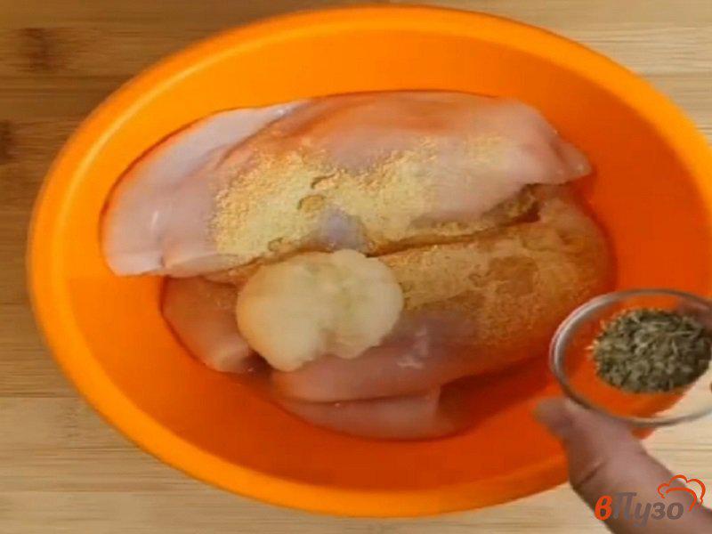 Фото приготовление рецепта: Фаршированные рулетики из куриного филе с соусом шаг №2