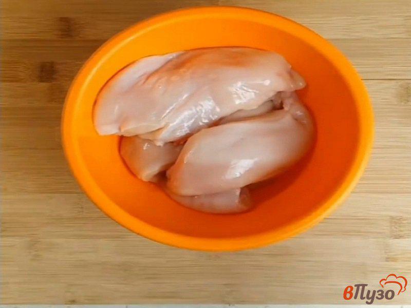 Фото приготовление рецепта: Фаршированные рулетики из куриного филе с соусом шаг №1