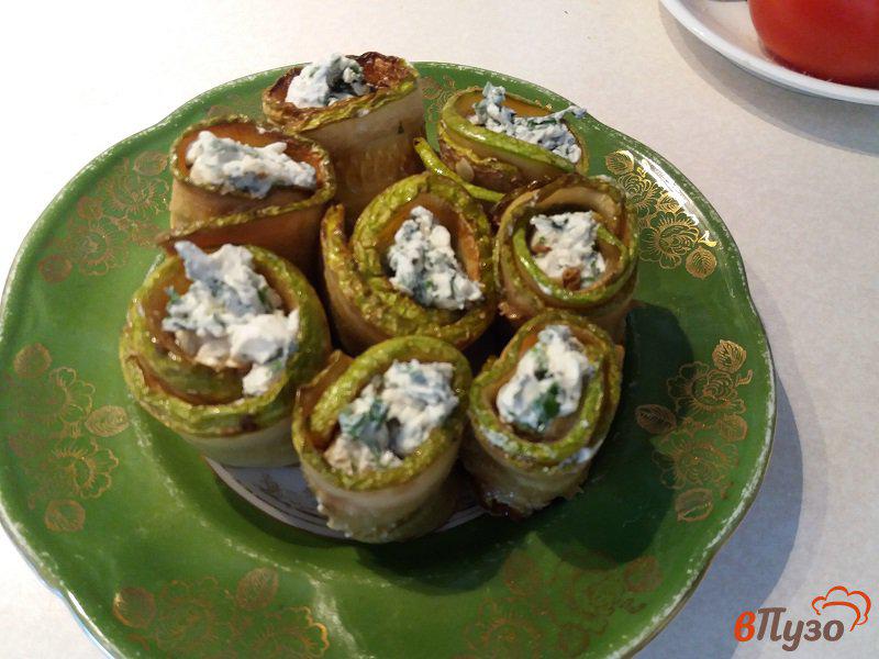 Фото приготовление рецепта: Рулетики из кабачка с творожным сыром и кинзой шаг №8