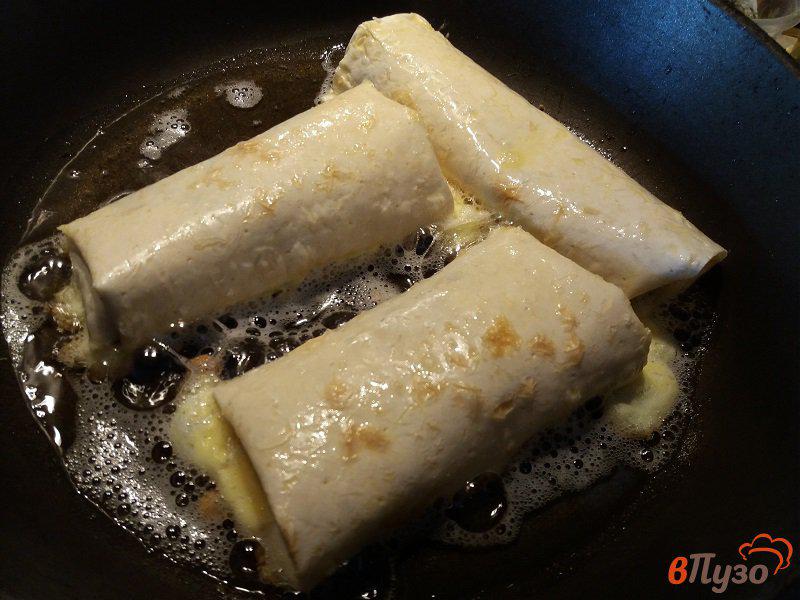 Фото приготовление рецепта: Пирожки из лаваша с курицей и грибами шаг №7