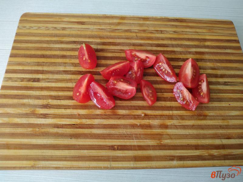 Фото приготовление рецепта: Салат из огурцов помидор ветчины и сыра фета шаг №2