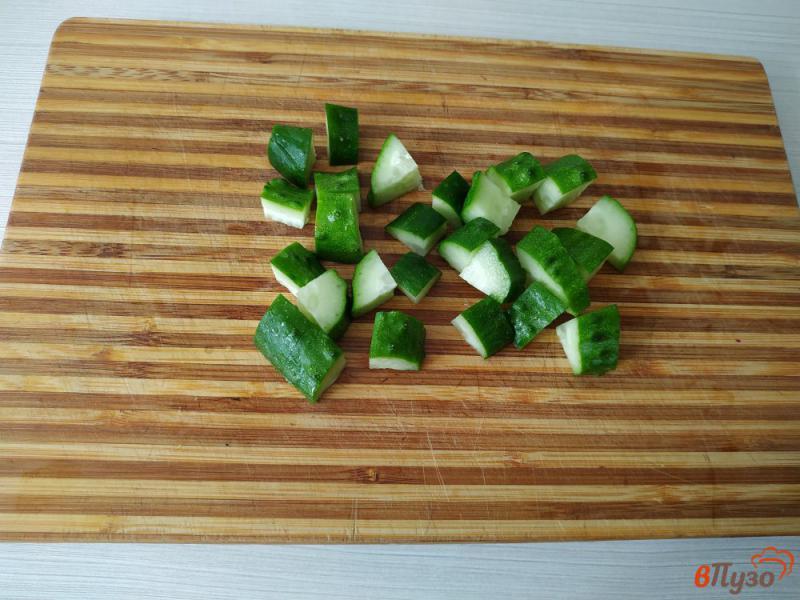 Фото приготовление рецепта: Салат из огурцов помидор ветчины и сыра фета шаг №1
