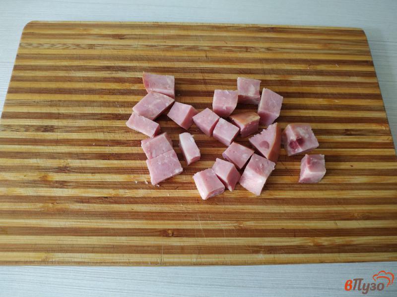 Фото приготовление рецепта: Салат из огурцов помидор ветчины и сыра фета шаг №3