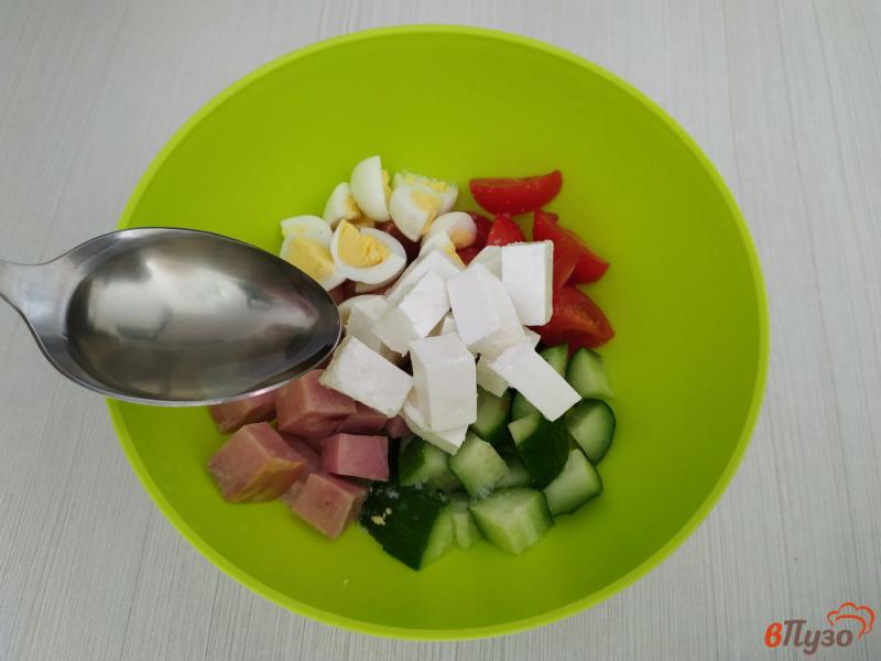 Фото приготовление рецепта: Салат из огурцов помидор ветчины и сыра фета шаг №6