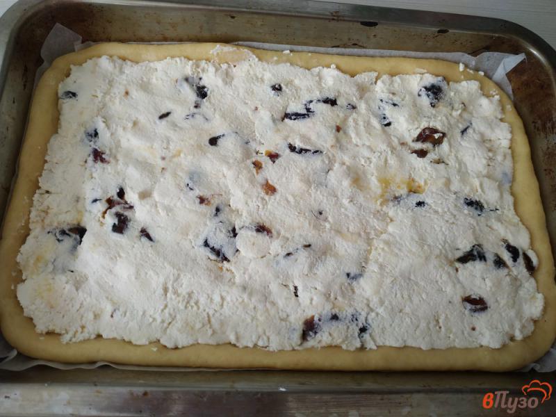 Фото приготовление рецепта: Тёртый пирог с творогом и финиками шаг №14