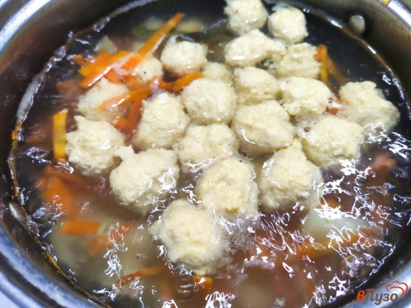 Фото приготовление рецепта: Суп с фрикадельками и отваренными макаронами шаг №5