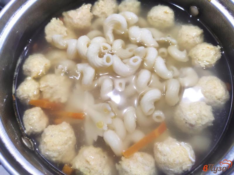 Фото приготовление рецепта: Суп с фрикадельками и отваренными макаронами шаг №6