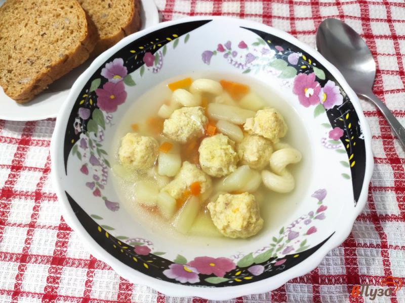 Фото приготовление рецепта: Суп с фрикадельками и отваренными макаронами шаг №7