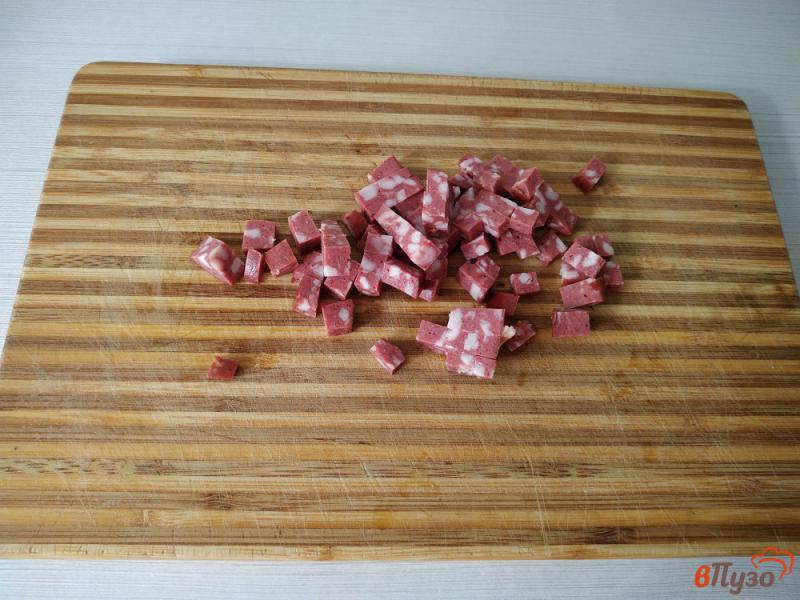 Фото приготовление рецепта: Дрожжевые оладьи с копчёной колбасой шаг №3