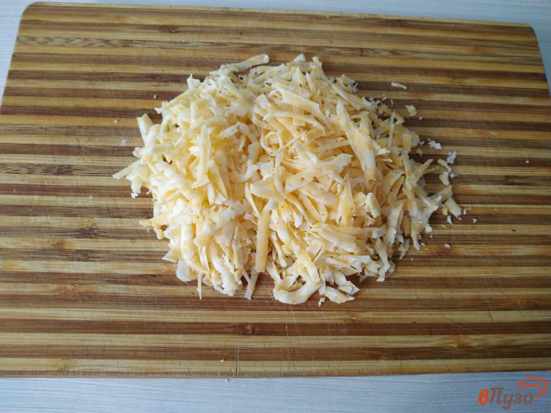 Фото приготовление рецепта: Запечённый картофель слоями с салом луком и сыром шаг №4
