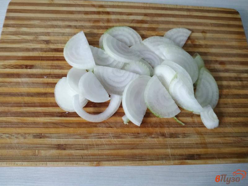 Фото приготовление рецепта: Запечённый картофель слоями с салом луком и сыром шаг №3