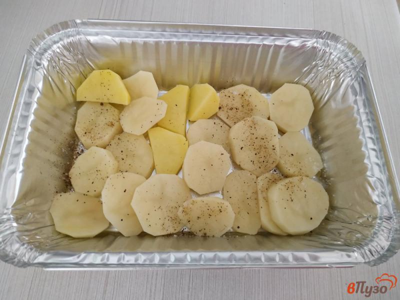 Фото приготовление рецепта: Запечённый картофель слоями с салом луком и сыром шаг №6