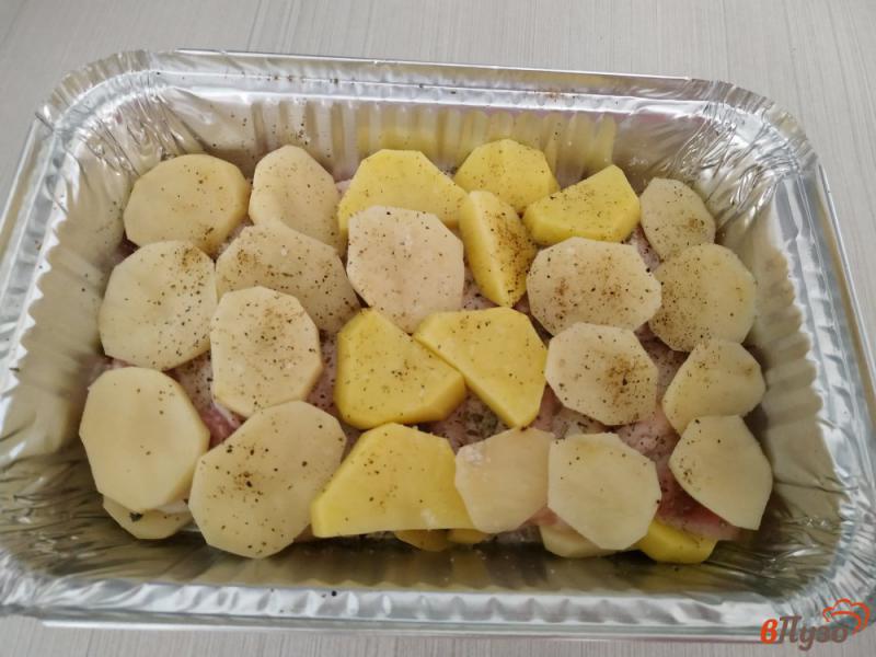 Фото приготовление рецепта: Запечённый картофель слоями с салом луком и сыром шаг №8