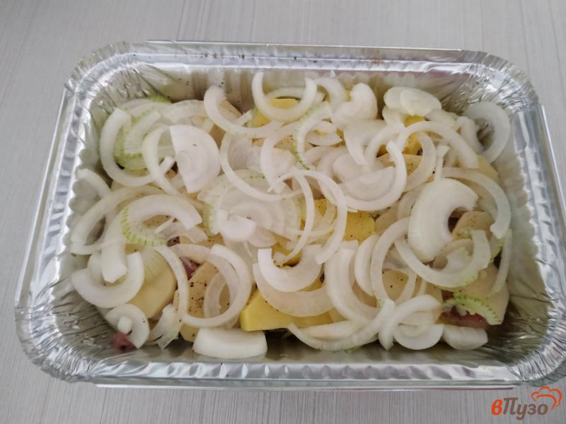 Фото приготовление рецепта: Запечённый картофель слоями с салом луком и сыром шаг №9