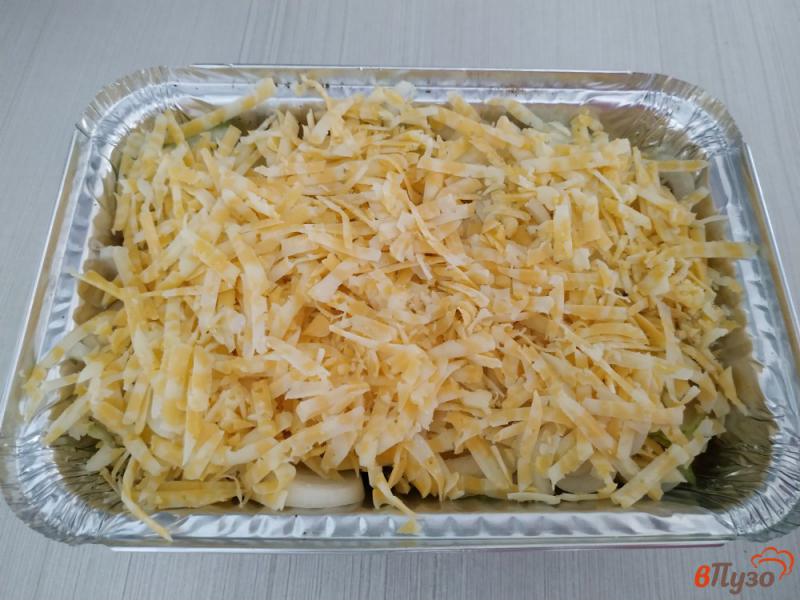 Фото приготовление рецепта: Запечённый картофель слоями с салом луком и сыром шаг №10