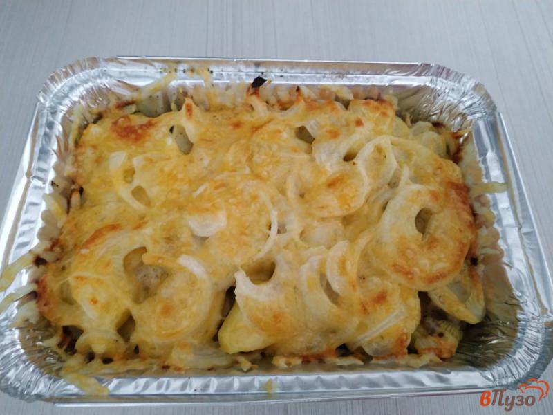 Фото приготовление рецепта: Запечённый картофель слоями с салом луком и сыром шаг №13