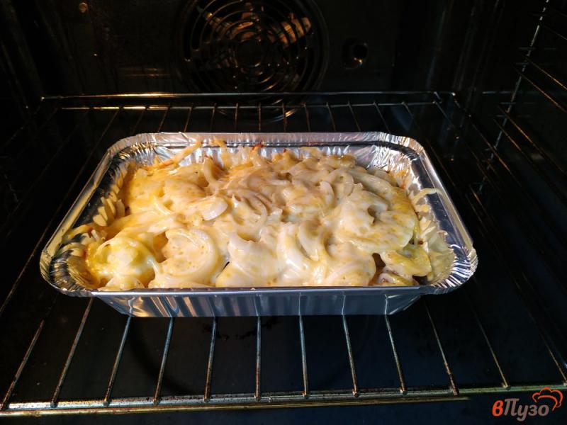 Фото приготовление рецепта: Запечённый картофель слоями с салом луком и сыром шаг №12