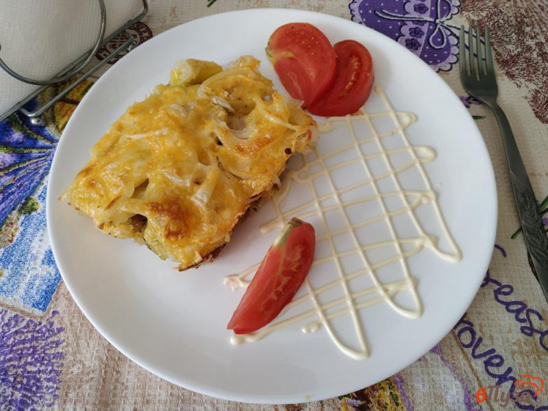 Фото приготовление рецепта: Запечённый картофель слоями с салом луком и сыром шаг №14