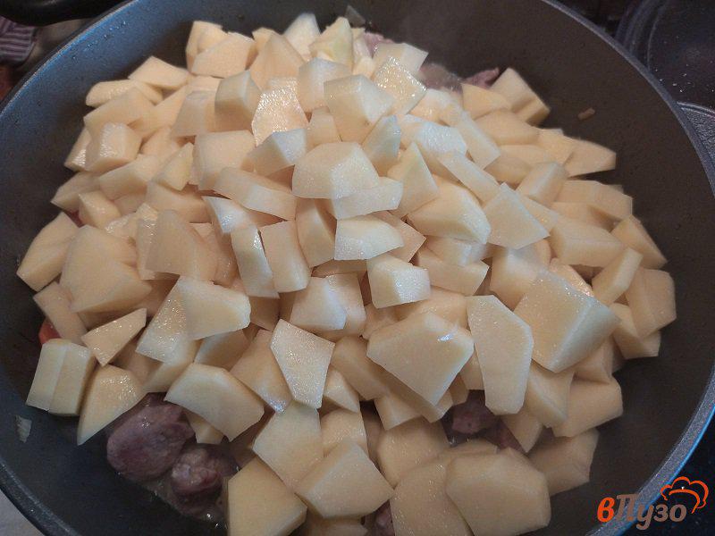 Фото приготовление рецепта: Свинина тушеная в казане с картофелем шаг №4
