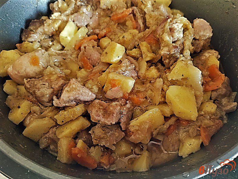 Фото приготовление рецепта: Свинина тушеная в казане с картофелем шаг №6